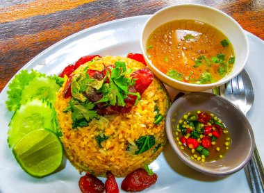 Asya 'da Patong Sahili' nde Kathu Bölgesi Phuket Adası Bölgesi Güney Tayland Bölgesi 'nde bir restoranda tabakta salatalık soslu pilav ve limon ve yumurta..