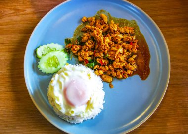 Güneydoğu Asya 'da Patong Sahili' nde Kathu Bölgesi Phuket Adası Eyaleti Tayland Eyaleti 'nde bir restoranda tavuklu pilav ve limonlu salatalık ve yumurta..