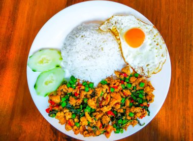 Güneydoğu Asya 'da Patong Sahili' nde Kathu Bölgesi Phuket Adası Eyaleti Tayland Eyaleti 'nde bir restoranda tavuklu pilav ve limonlu salatalık ve yumurta..