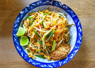 Tayland yemeği Pad Thai eriştesi, baharatlı tavuk ve fıstık yumurtası ile birlikte Patong Sahili 'nde bir restoranda, Güney Tayland' da Kathu Bölgesi Phuket Adası 'nda Güney Tayland' da..