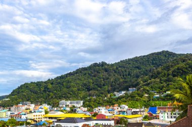 Panoramik manzara ve tropikal manzara dağları şehir silueti şehir ormanı ve doğa ile Patong Sahili 'nde mavi gökyüzü Kathu Phuket Adası Tayland, Güneydoğu Asya.
