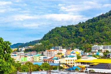 Panoramik manzara ve tropikal manzara dağları şehir silueti şehir ormanı ve doğa ile Patong Sahili 'nde mavi gökyüzü Kathu Phuket Adası Tayland, Güneydoğu Asya.