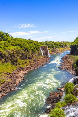 Foz do Iguacu Iguazu Şelalesi Şelaleleri tropikal doğa yağmur ormanı manzaralı çağlayan şelaleler ve Parana Brezilya ve Misiones Arjantin 'de turkuaz yeşil su.