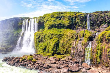 Foz do Iguacu Iguazu Şelalesi Şelaleleri tropikal doğa yağmur ormanı manzaralı çağlayan şelaleler ve Parana Brezilya ve Misiones Arjantin 'de turkuaz yeşil su.