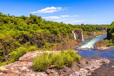 Foz do Iguacu Iguazu Şelalesi Şelaleleri tropikal doğa yağmur ormanı manzaralı çağlayan şelaleler ve Parana Brezilya ve Misiones Arjantin 'de turkuaz yeşil su.