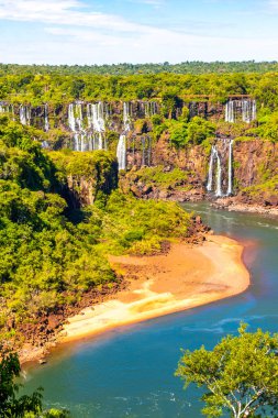 Foz do Iguacu Iguazu Şelalesi Şelaleleri tropikal doğa yağmur ormanı manzaralı çağlayan şelaleler ve Parana Brezilya ve Misiones Arjantin 'de turkuaz yeşil su.