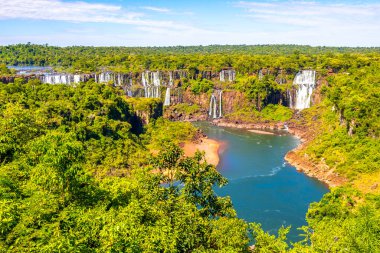 Foz do Iguacu Iguazu Şelalesi Şelaleleri tropikal doğa yağmur ormanı manzaralı çağlayan şelaleler ve Parana Brezilya ve Misiones Arjantin 'de turkuaz yeşil su.