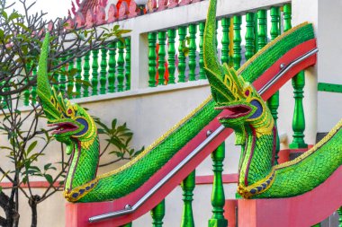 Suwankeereewong Tapınağı 'nın renkli yeşil naga ejderha yılan heykelleri Patong Sahili Phuket Tayland' da heykel heykelleri.