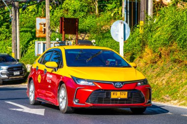 Kathu Phuket Tayland 29 numara. Kasım 2025 Güneydoğu Asya 'da Patong Sahili Kathu Phuket Adası Güney Tayland' da şehir caddesinde kırmızı sarı taksi ulaşımı.