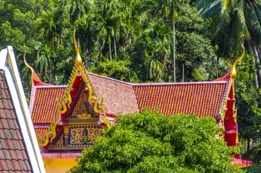 Kathu Bölgesi Phuket Adası, Tayland 29. Kasım 2025 Suwankeereewong Tapınağı, Patong Sahili Phuket Adası Tayland 'da mavi bulutlu gökyüzü binaları inşa ediyor..