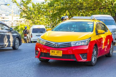 Kathu Phuket Tayland 29 numara. Kasım 2025 Güneydoğu Asya 'da Patong Sahili Kathu Phuket Adası Güney Tayland' da şehir caddesinde kırmızı sarı taksi ulaşımı.