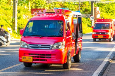 Kathu Phuket Tayland 29 numara. Kasım 2025 Kızıl Toplu Taşımacılık Tuk Tuk, Güneydoğu Asya 'da Patong Sahili Kathu Bölgesi Phuket Adası Güney Tayland' da kamyon taksisine bindi..