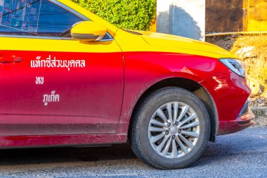 Kathu Phuket Tayland 29 numara. Kasım 2025 Güneydoğu Asya 'da Patong Sahili Kathu Phuket Adası Güney Tayland' da şehir caddesinde kırmızı sarı taksi ulaşımı.