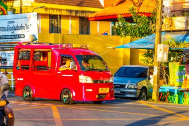 Kathu Phuket Tayland 29 numara. Kasım 2025 Kızıl Toplu Taşımacılık Tuk Tuk, Güneydoğu Asya 'da Patong Sahili Kathu Bölgesi Phuket Adası Güney Tayland' da kamyon taksisine bindi..