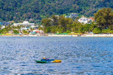 Patong Phuket Tayland 13. Ekim 2025 Kano Kanoları, Patong Sahili 'nde Kathu Bölgesi Phuket Adası Güney Tayland Bölgesi' nde kumlu ve turkuaz mavisi sularda kayık sürüyor..