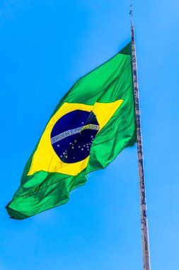 Brezilya bayrağı rüzgarda dalgalanıyor arkamızda mavi gökyüzü ile Foz do Iguacu State of Parana Brazil.
