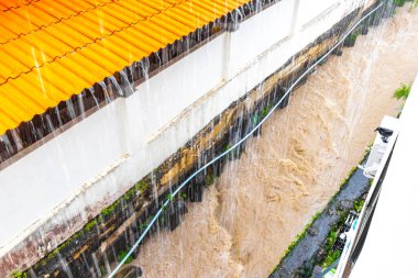 Güneydoğu Asya 'daki Güney Tayland' da Patong Sahili Katu Bölgesi Phuket Adası Bölgesi 'nde şiddetli bir muson yağmuru sırasında tropik yeşil şehir nehir kanalı ve orman doğasında drenaj..