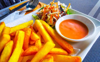 Patong Plajı 'ndaki bir restoranda patates kızartması ve salata ve sos. Kathu Bölgesi Phuket Adası Tayland Bölgesi' nde..