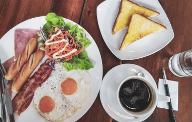 Kıtalararası kahvaltıda sosisli tost domuz pastırması ve Patong Plajı 'ndaki Kathu Bölgesi Phuket Adası Güney Tayland Eyaleti' nde bir restoranda bir fincan kahve..