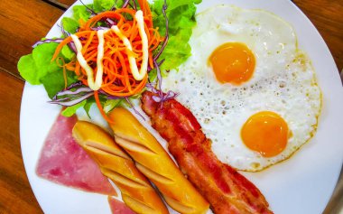 Kıtalararası kahvaltıda sosisli tost domuz pastırması ve Patong Plajı 'ndaki Kathu Bölgesi Phuket Adası Güney Tayland Eyaleti' nde bir restoranda bir fincan kahve..