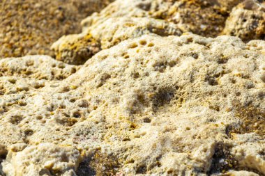 Güneydoğu Asya 'da Patong Sahili' nde Kathu Bölgesi Phuket Adası 'ndaki Turkuaz yeşil ve mavi sularda mercan mercan çakıl taşları ve kaya kayaları..