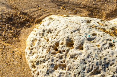 Güneydoğu Asya 'da Patong Sahili' nde Kathu Bölgesi Phuket Adası 'ndaki Turkuaz yeşil ve mavi sularda mercan mercan çakıl taşları ve kaya kayaları..