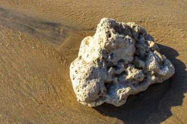Güneydoğu Asya 'da Patong Sahili' nde Kathu Bölgesi Phuket Adası 'ndaki Turkuaz yeşil ve mavi sularda mercan mercan çakıl taşları ve kaya kayaları..