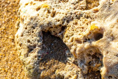 Güneydoğu Asya 'da Patong Sahili' nde Kathu Bölgesi Phuket Adası 'ndaki Turkuaz yeşil ve mavi sularda mercan mercan çakıl taşları ve kaya kayaları..