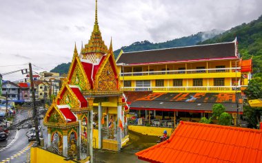 Kathu Bölgesi Phuket Adası, Tayland 25. Kasım 2025 Suwankeereewong Tapınağı, Patong Sahili Phuket Adası Tayland 'da mavi bulutlu gökyüzü binaları inşa ediyor..