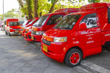 Kathu Phuket Tayland 29 numara. Kasım 2025 Kızıl Toplu Taşımacılık Tuk Tuk, Güneydoğu Asya 'da Patong Sahili Kathu Bölgesi Phuket Adası Güney Tayland' da kamyon taksisine bindi..