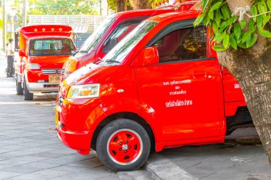 Kathu Phuket Tayland 29 numara. Kasım 2025 Kızıl Toplu Taşımacılık Tuk Tuk, Güneydoğu Asya 'da Patong Sahili Kathu Bölgesi Phuket Adası Güney Tayland' da kamyon taksisine bindi..