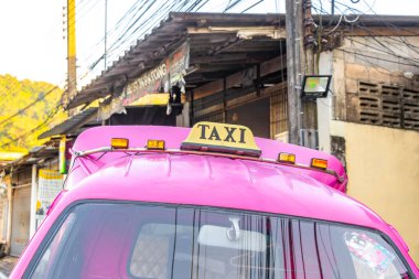 Pembe toplu taşıma aracı Tuk Tuk, Güneydoğu Asya 'da Patong Sahili Kathu Bölgesi Phuket Adası Güney Tayland' da kamyon ve taksi durağı tabelasını aldı..