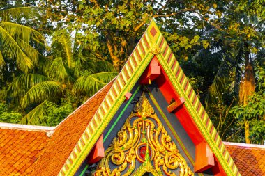 Suwankeereewong Tapınağı altın renkli Budist tapınakları Patong Sahili Katu Bölgesi Phuket Adası Güney Tayland Bölgesi Mimari detayları.