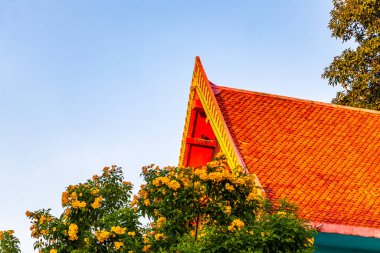 Suwankeewong Tapınağı altın Budist tapınakları Patong Sahili Phuket Adası 'nda gökyüzü mavi bulutlu panorama binaları.