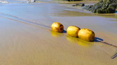 Güzel mavi ve turkuaz su dalgaları okyanus ve sarı kırmızı turuncu şamandıra ve Patong Sahili 'nde Kathu Bölgesi Phuket Adası Güney Tayland' da suda ipler..