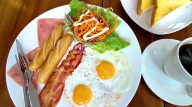 Kıtalararası kahvaltıda sosisli tost domuz pastırması ve Patong Plajı 'ndaki Kathu Bölgesi Phuket Adası Güney Tayland Eyaleti' nde bir restoranda bir fincan kahve..