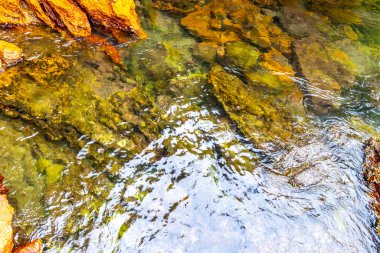 Kalim Sahili tropik kayalık manzara manzarası turkuvaz mavisi berrak su dalgaları Ilha Grande Büyük Adası 'nda kum ve kaya kayaları Angra dos Reis Rio de Janeiro Brezilya.