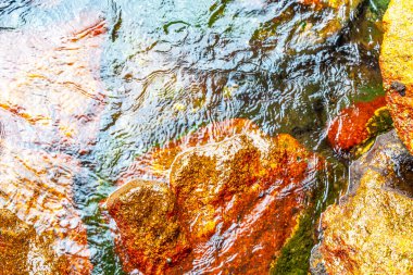 Kalim Sahili tropik kayalık manzara manzarası turkuvaz mavisi berrak su dalgaları Ilha Grande Büyük Adası 'nda kum ve kaya kayaları Angra dos Reis Rio de Janeiro Brezilya.