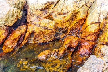 Kalim Sahili tropik kayalık manzara manzarası turkuvaz mavisi berrak su dalgaları Ilha Grande Büyük Adası 'nda kum ve kaya kayaları Angra dos Reis Rio de Janeiro Brezilya.