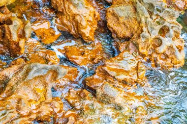 Kalim Sahili tropik kayalık manzara manzarası turkuvaz mavisi berrak su dalgaları Ilha Grande Büyük Adası 'nda kum ve kaya kayaları Angra dos Reis Rio de Janeiro Brezilya.