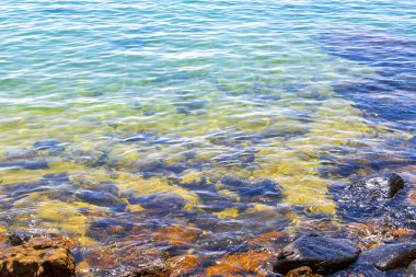 Kalim Sahili tropik kayalık manzara manzarası turkuvaz mavisi berrak su dalgaları Ilha Grande Büyük Adası 'nda kum ve kaya kayaları Angra dos Reis Rio de Janeiro Brezilya.