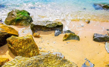 Kalim Sahili tropikal kayalık manzara manzarası turkuaz mavisi berrak su dalgaları ile Patong Sahili Kathu Bölgesi Phuket Adası Güney Tayland 'da kum ve kayalar.