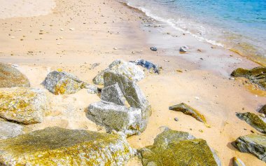 Kalim Sahili tropikal kayalık manzara manzarası turkuaz mavisi berrak su dalgaları ile Patong Sahili Kathu Bölgesi Phuket Adası Güney Tayland 'da kum ve kayalar.