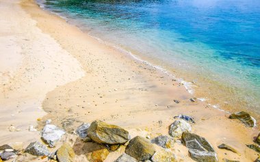 Kalim Sahili tropikal kayalık manzara manzarası turkuaz mavisi berrak su dalgaları ile Patong Sahili Kathu Bölgesi Phuket Adası Güney Tayland 'da kum ve kayalar.