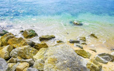 Kalim Sahili tropikal kayalık manzara manzarası turkuaz mavisi berrak su dalgaları ile Patong Sahili Kathu Bölgesi Phuket Adası Güney Tayland 'da kum ve kayalar.