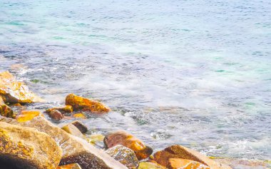 Kalim Sahili tropikal kayalık manzara manzarası turkuaz mavisi berrak su dalgaları ile Patong Sahili Kathu Bölgesi Phuket Adası Güney Tayland 'da kum ve kayalar.