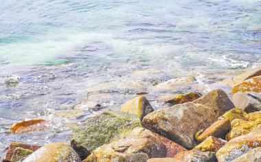 Kalim Sahili tropikal kayalık manzara manzarası turkuaz mavisi berrak su dalgaları ile Patong Sahili Kathu Bölgesi Phuket Adası Güney Tayland 'da kum ve kayalar.