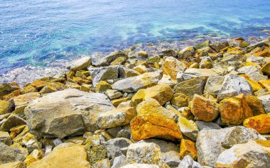 Kalim Sahili tropikal kayalık manzara manzarası turkuaz mavisi berrak su dalgaları ile Patong Sahili Kathu Bölgesi Phuket Adası Güney Tayland 'da kum ve kayalar.