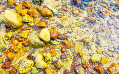 Kalim Sahili tropikal kayalık manzara manzarası turkuaz mavisi berrak su dalgaları ile Patong Sahili Kathu Bölgesi Phuket Adası Güney Tayland 'da kum ve kayalar.