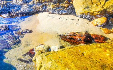 Kalim Sahili tropik kayalık deniz manzarası turkuvaz mavisi berrak su dalgaları ile Patong Sahili 'nde Kathu Bölgesi Phuket Adası Güney Tayland' da kum ve kayalar.